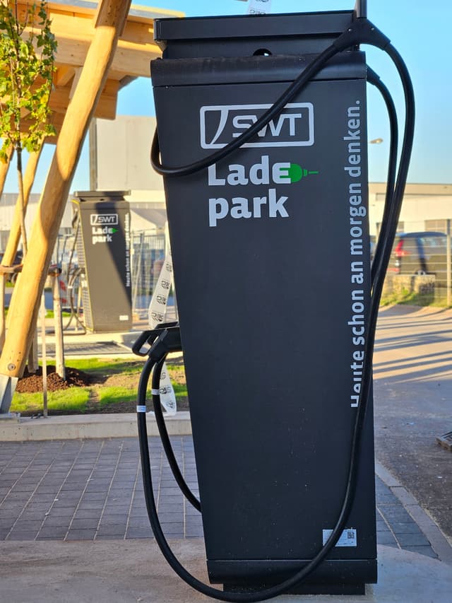 Ladesäule SWT Ladepark Hochformat 1200px