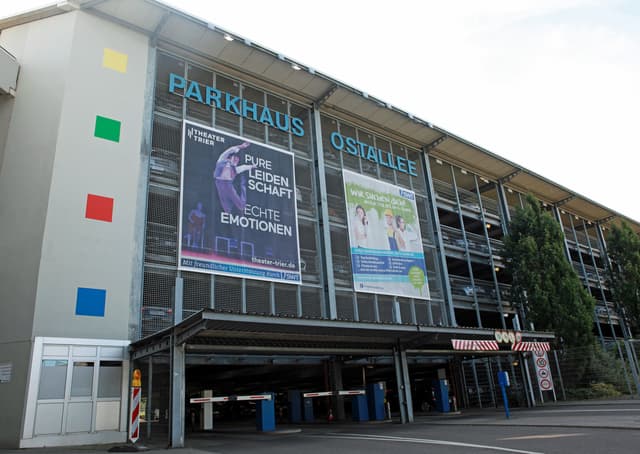 Energieparkhaus Ostallee ohne PV-Dach Graffiti